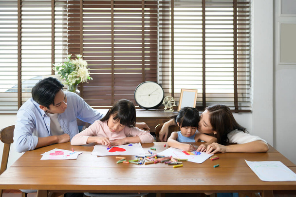 An Asian family with children Drawing and painting on table in playing room at home, Educational game. - Foto, Imagen