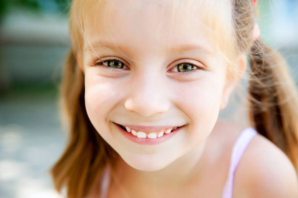 Little girl smiling - Φωτογραφία, εικόνα