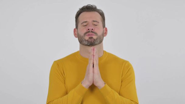 Retrato del hombre adulto maduro esperanzado orando con los ojos cerrados, fondo blanco - Foto, imagen