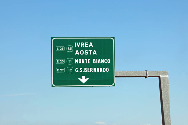 grand panneau vert de l'autoroute avec des noms de localisation Italie en Italie - Photo, image