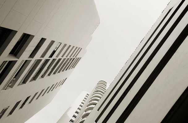 Городской кондо, современный плоский космотановый жилой белый мрамор цветов зданий структура горизонтального фона. - Фото, изображение
