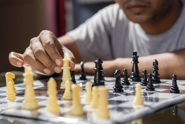 Enfoque selectivo en un movimiento de mano humana en el juego de ajedrez - Foto, Imagen