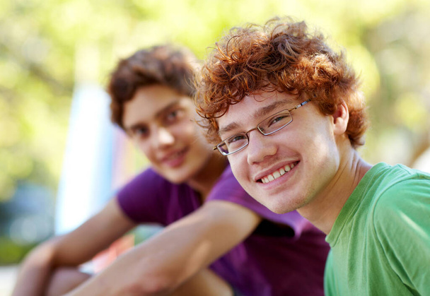 Час на сонячне світло. Портрет двох хлопчиків, що сидять у парку на сонячний день
 - Фото, зображення