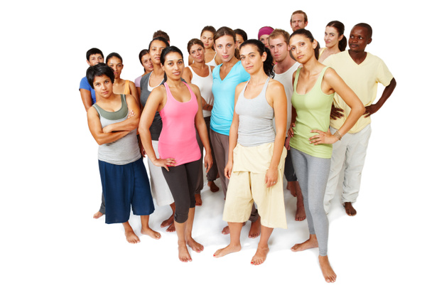 Ze zijn toegewijd aan fitness. Een serieuze en gefocuste yogales die samen staan op een witte achtergrond - Foto, afbeelding
