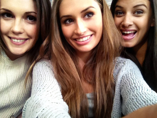 Er is altijd tijd voor een selfie. drie mooie jonge vrouwen nemen van een selfie - Foto, afbeelding