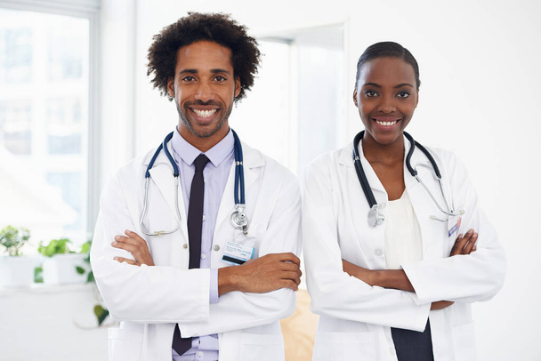 La medicina è la loro vita. Ritratto di due medici in piedi in una stanza - Foto, immagini