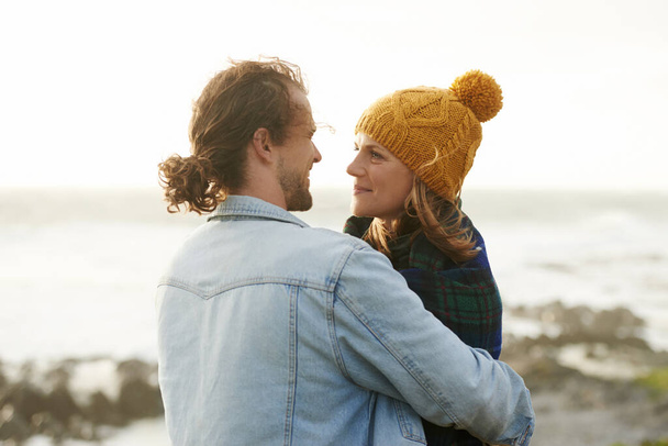 Faire place à l'air frais. un jeune couple affectueux partageant une étreinte chaleureuse - Photo, image