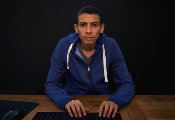 Trabajando en un nuevo juego. un joven programador centrado en su trabajo - Foto, Imagen