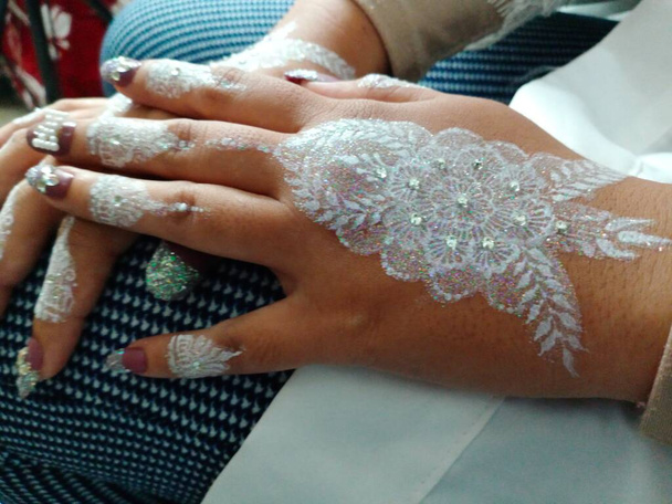 mooie henna op de handen van de bruid - Foto, afbeelding