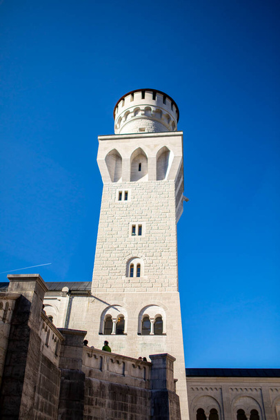 バイエルン州、ドイツ、ノイシュヴァンシュタイン城内の塔で有名な歴史的建造物 - 写真・画像