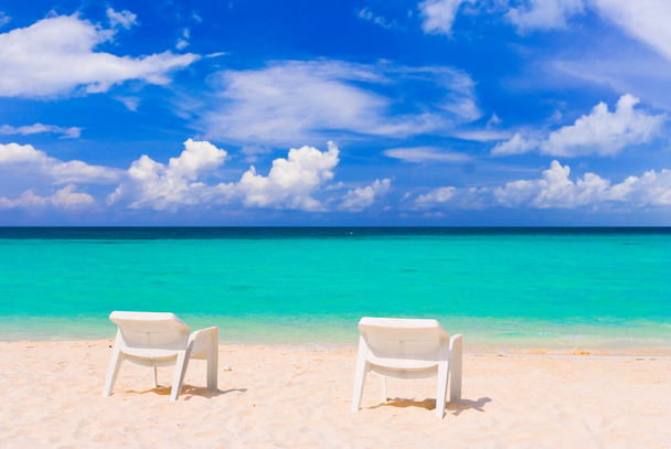 Стільці на тропічному пляжі
 - Фото, зображення