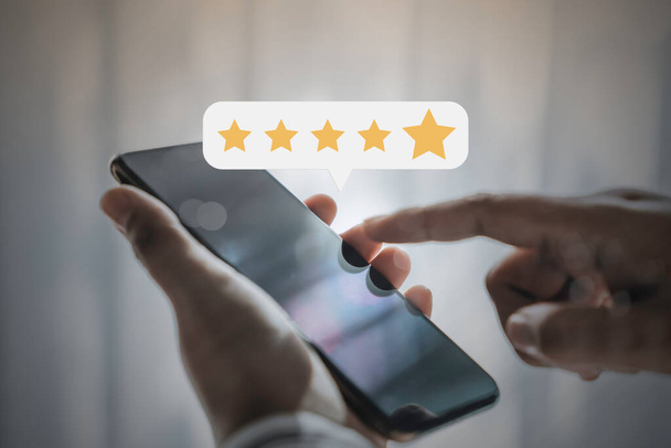 Zakenmensen die gebruik maken van smartphone met pop-up vijf sterren pictogram voor feedback review tevredenheid service, Consument online review of feedback voor het evalueren van concepten - Foto, afbeelding