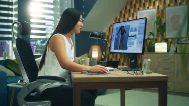 Aasialainen nainen työskentelee etänä tietokoneella kotona ja suunnittelee vaatteita 3D-mallinnukseen ja visualisointiin - Materiaali, video