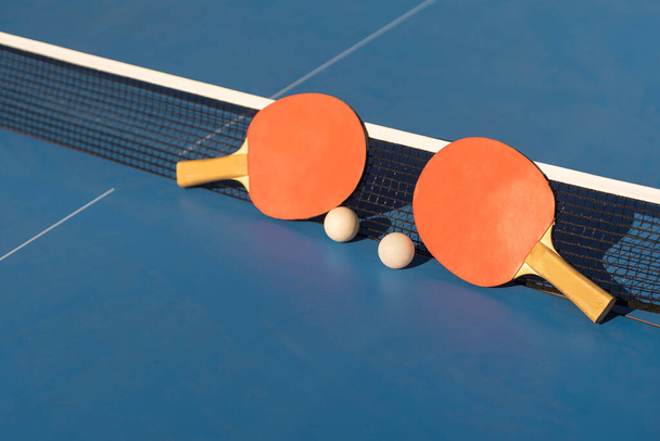 Ping pong table, rackets and balls. - Foto, Imagen