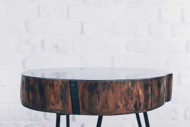 Table en résine époxy de style loft. Meubles design. Table en bois coupé - Photo, image