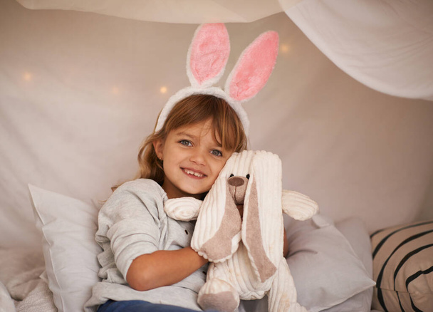 Вчимося любити. Портрет чарівної дівчинки в вухах кролика і тримає її іграшкового кролика
 - Фото, зображення