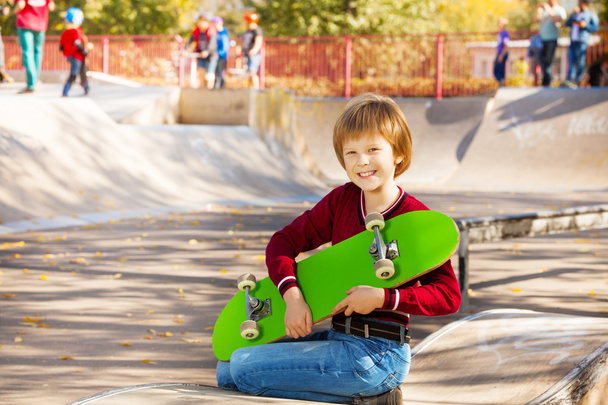Blond boy with skateboard - Фото, изображение
