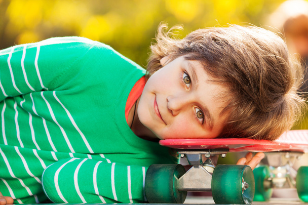 Small boy laying on skateboard - Foto, Imagen