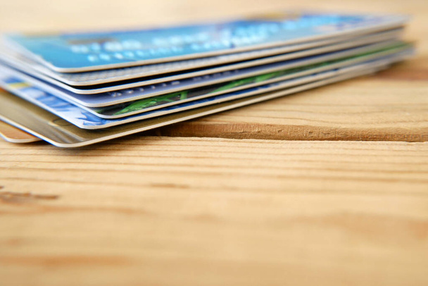 Visa kredi kartı ve Mastercard, plastik banka kartı yığını, yakın çekim - Fotoğraf, Görsel