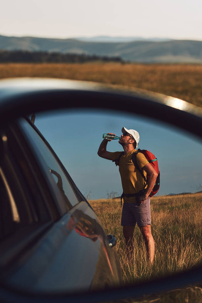 Uomo campeggio ed escursioni nella natura, disimballaggio da auto all'aperto, ricreazione e hobby. - Foto, immagini