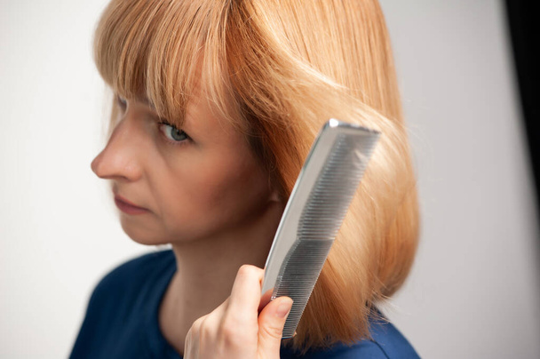 mulher com encrespadores de cabelo na cabeça, close-up - Foto, Imagem