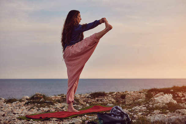 Femme pratiquant le yoga en plein air au coucher du soleil heure du lever du soleil. - Photo, image
