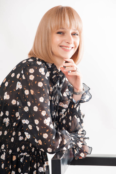 Femme d'affaires souriante vêtements formels sur fond blanc - Photo, image