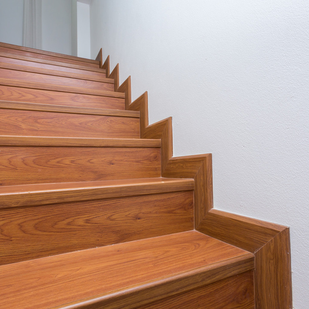 ξύλινη σκάλα είναι κατασκευασμένη από φυλλόμορφο ξύλινο στο λευκό σπίτι, μοντέρνα - Φωτογραφία, εικόνα