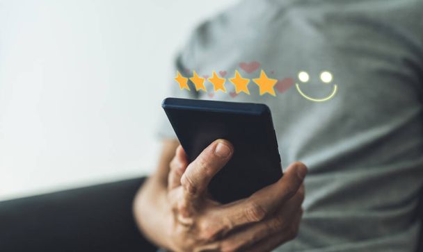 Бізнес-концепція щасливого огляду клієнтів 5 зірок рейтингу у відмінному сервісному задоволенні. Клієнт отримує позитивні відгуки із задоволенням та задоволенням від досвіду роботи з продуктами
 - Фото, зображення