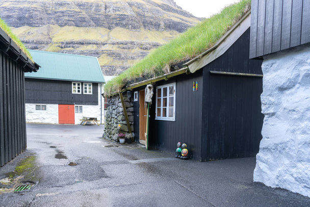 Beautiful wooden, red, small houses in narrow streets. Faroe islands. Denmark Architecture - Φωτογραφία, εικόνα