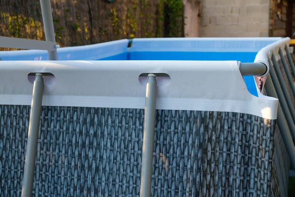 Sıcak bir günde küçük bir avluda dikdörtgen bir havuz. Provence, Fransa. - Fotoğraf, Görsel