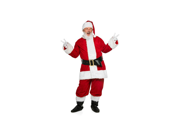 Retrato de hombre mayor alegre en imagen de Santa Claus posando con emoción positiva aislada sobre fondo blanco. Concepto de carácter ficticio, día festivo, Año Nuevo, Navidad. Copiar espacio para anuncio - Foto, imagen