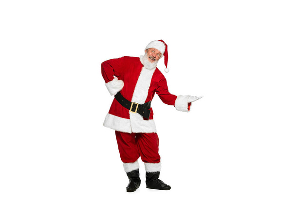 Portrét staršího muže na obrázku Santa Clause pózujícího s pozitivním výrazem izolovaným nad bílým pozadím. Návrh. Koncept fiktivní charakter, dovolená, Nový rok, Vánoce. Kopírovat prostor pro inzerci - Fotografie, Obrázek