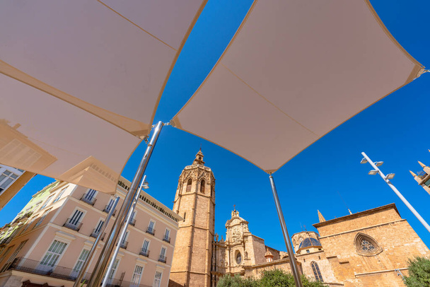 Paysage urbain animé de Valence avec la cathédrale de la ville et son célèbre clocher connu sous le nom de Micalet ou Miguelete contre le ciel bleu - Photo, image