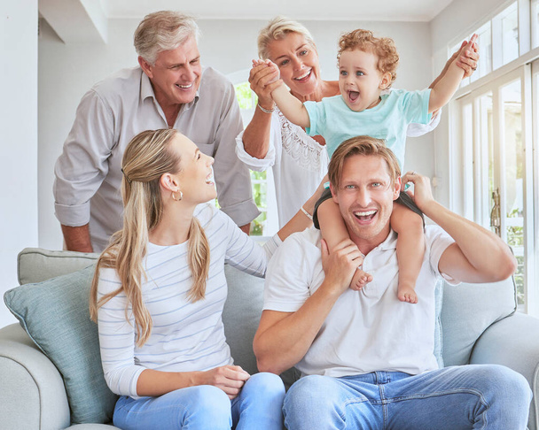 Παιδιά, οικογένεια και μωρό με παππούδες, ένα παιδί και τους γονείς του κατά τη διάρκεια μιας επίσκεψης, ενώ κάθεται σε έναν καναπέ σε ένα σαλόνι. Παιδιά, χαρούμενα και χαμογελαστά με έναν ηλικιωμένο άντρα και μια γυναίκα στο σπίτι με συγγενείς. - Φωτογραφία, εικόνα