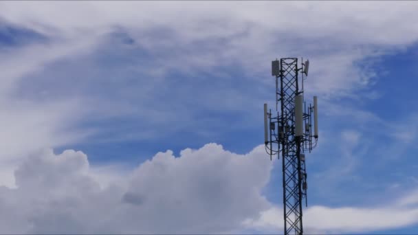 4K-Zeitraffer, Telekommunikationstürme mit Bewegungswolken am Himmel. Videomaterial Zeitraffer des Turmsignals im Himmel Wolken bewegen Hintergrund - Filmmaterial, Video