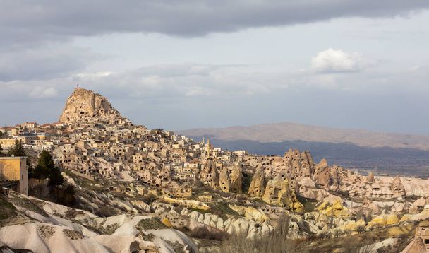 Cappadocia Gołębia Dolina, gdzie gołębie zwiedzają dolinę cały czas rano. - Zdjęcie, obraz