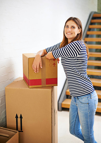 My life is boxed and ready to go. an attractive young woman busy moving house - Foto, afbeelding