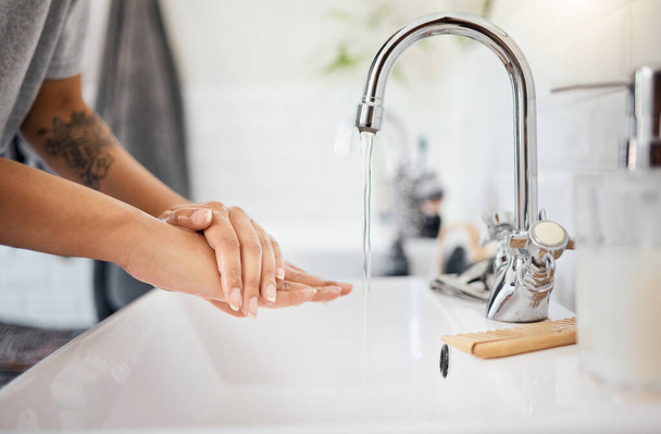 Kézmosás, víz vagy kovid baktériumok tisztítása otthoni fürdőszobában, konyhai mosogatóban vagy házi csapban. Közelíts rá a biztonsági vagy wellness bőrápoló nőkre, hogy az egészségügyi biztonság megakadályozza a koronavírus terjedését.. - Fotó, kép