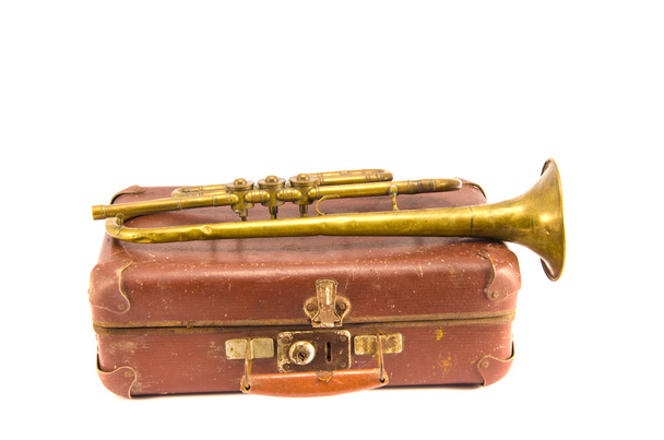 trompette d'instrument à vent rétro en laiton sur vieil étui
 - Photo, image