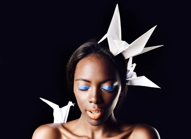 Шейс справжня королева. красива етнічна жінка позує з орігамі птахами на голові і плечах
 - Фото, зображення