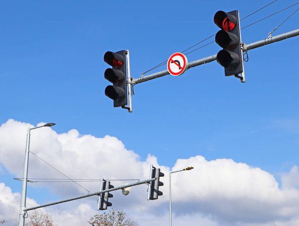 Rote Ampel an der Kreuzung - Foto, Bild