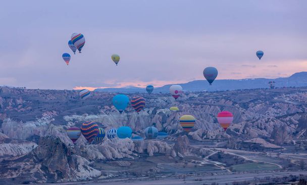  Heißluftballon ist Heißluft mit Flamme gefüllt. Kappadokien, Türkei. - Foto, Bild