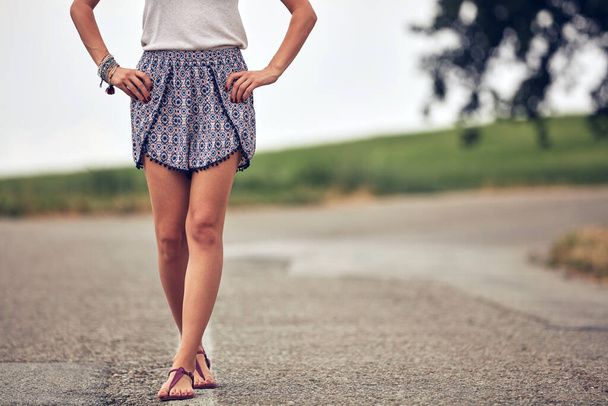Jeune femme marchant au milieu d'une route. - Photo, image