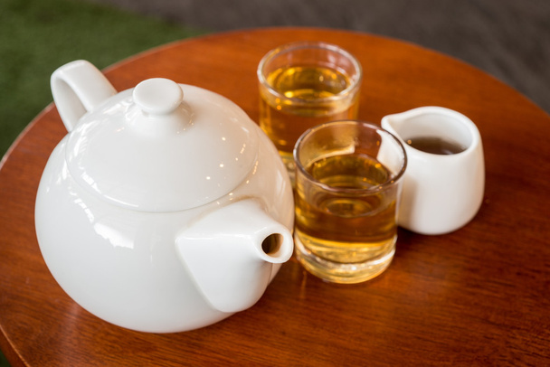 Tee-Set auf einem Holztisch - Foto, Bild