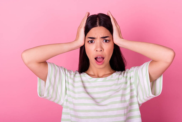 Portrait of confused speechless filipino person hands touch head open mouth isolated on pink color background. - Foto, immagini