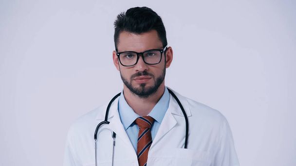 brodaty lekarz w okularach i stetoskopie patrzący na kamerę odizolowaną na szaro - Zdjęcie, obraz