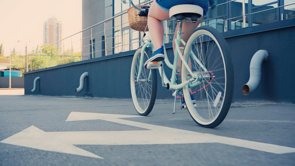 Vue recadrée de la femme à vélo sur la rue urbaine  - Photo, image