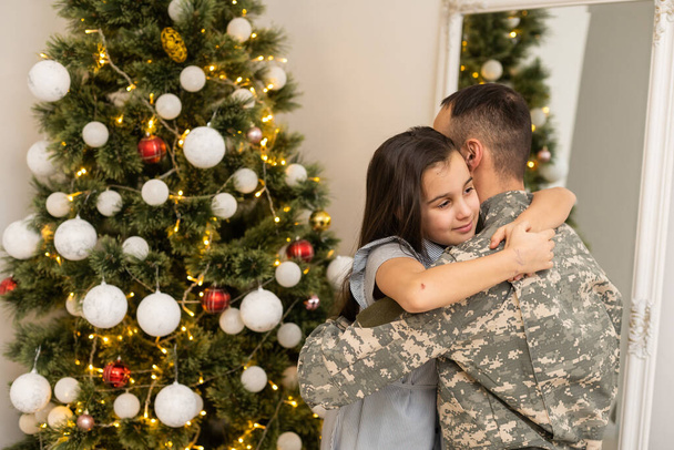 Christmas and Army. veteran and his daughter for christmas. - Zdjęcie, obraz