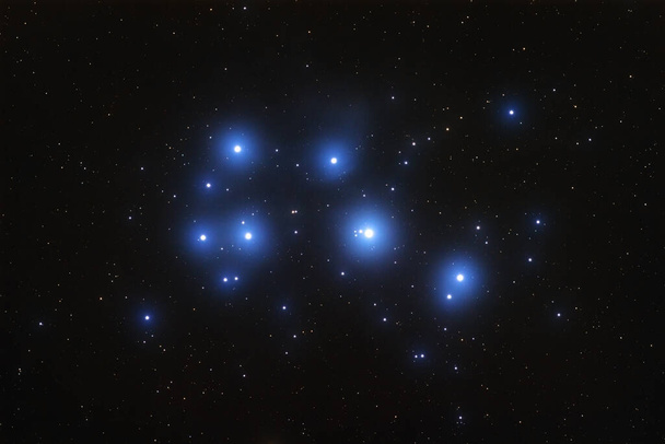 Via leitosa estrelas fotografadas com star-tracker e longa exposição. Aglomerado estelar de Plêiades. - Foto, Imagem